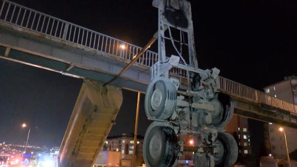 D-100’de ilginç görüntü: Dorse üst geçitte asılı kaldı - Resim : 1