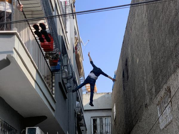 Damdan atlayan adam komşusunun üzerine düştü - Resim : 1