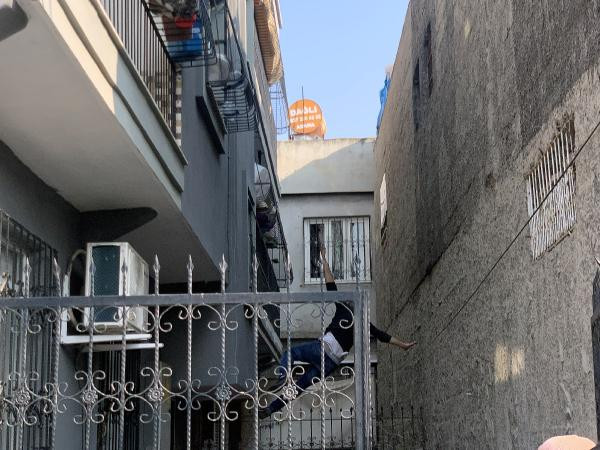 Damdan atlayan adam komşusunun üzerine düştü - Resim : 4