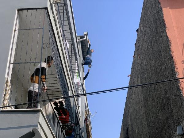 Damdan atlayan adam komşusunun üzerine düştü - Resim : 6