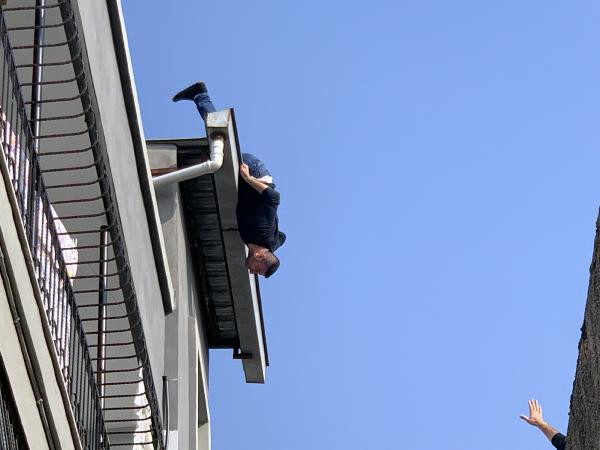 Damdan atlayan adam komşusunun üzerine düştü - Resim : 7