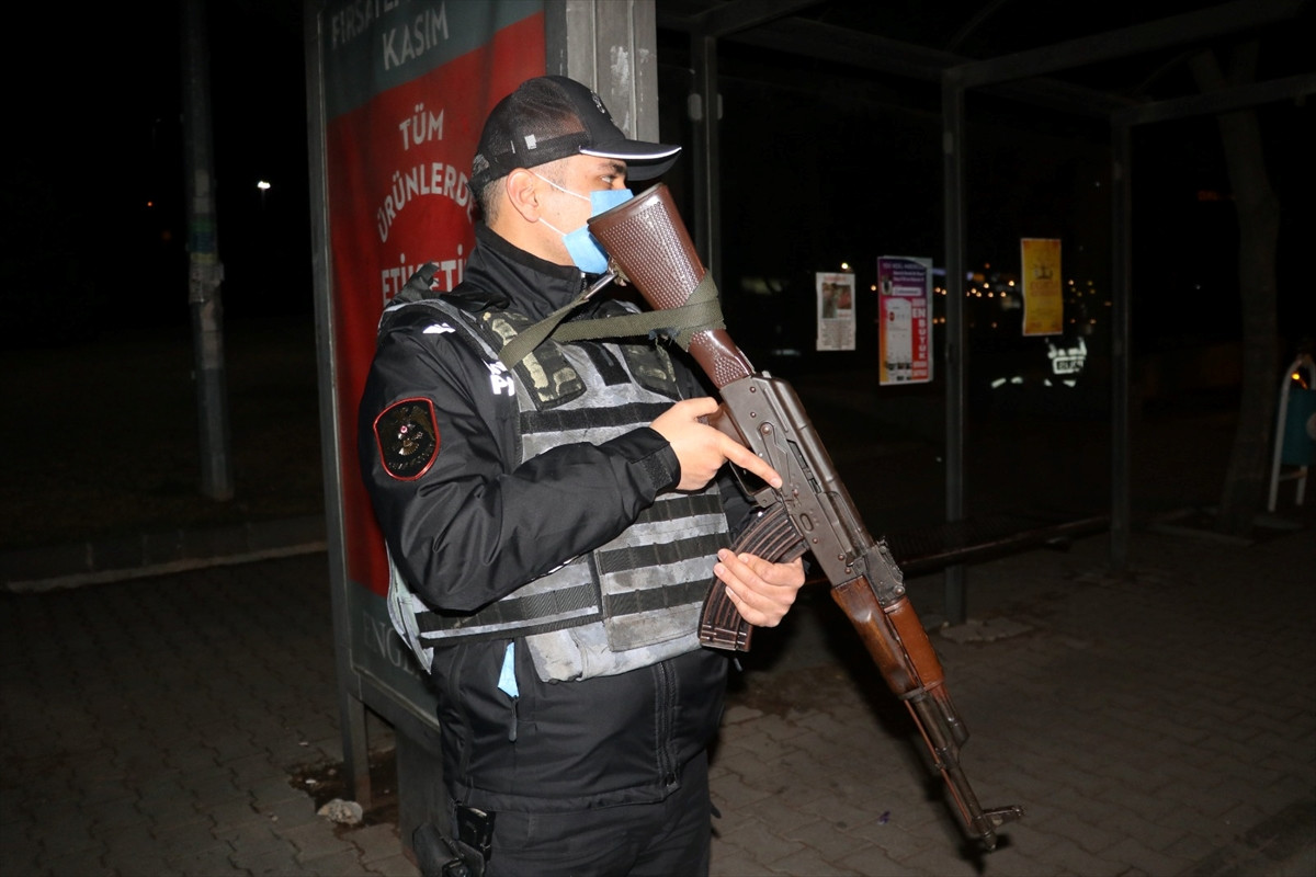 Adana'da hava destekli ‘huzur’ uygulaması: 21 kişi yakalandı - Resim : 2