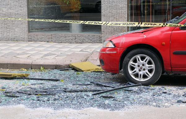 Lodos otelin camlarını paramparça etti - Resim : 1