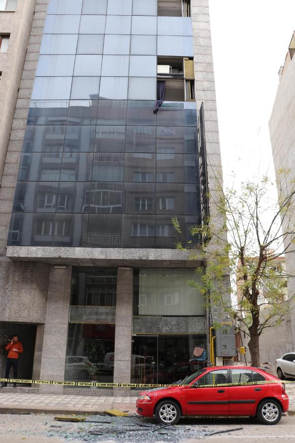 Lodos otelin camlarını paramparça etti - Resim : 3