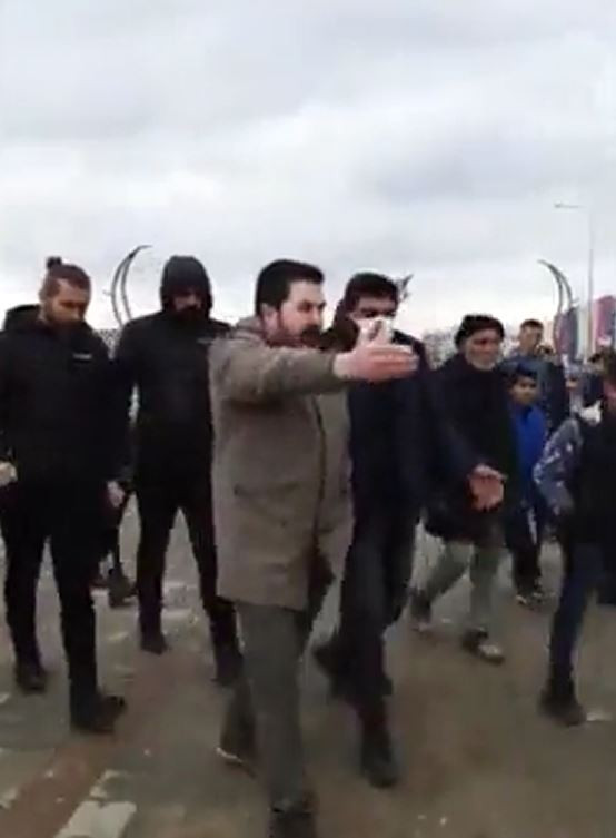 Savcı Sayan Ali Kıran baş kesen gibi geldi. Korumaları gariban işçiyi dövdü - Resim : 1