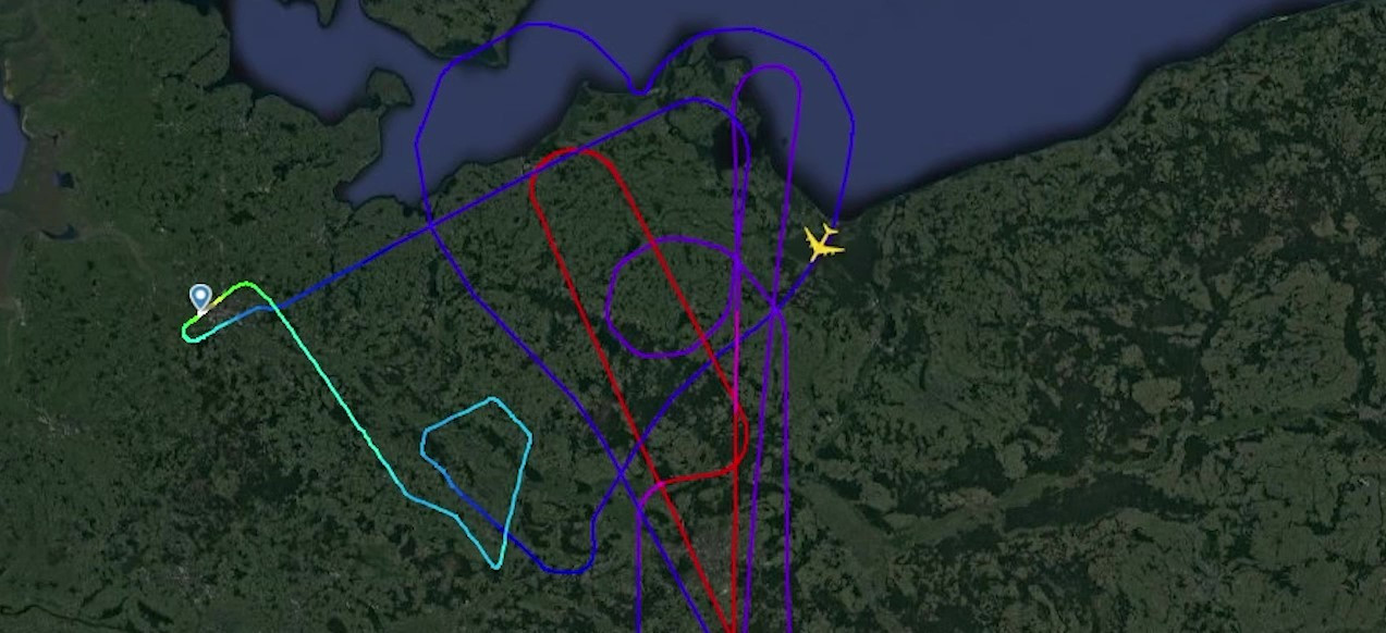 Birleşik Arap Emirlikleri Airbus A380'ni gökyüzünde kalp çizerek aldı - Resim : 1