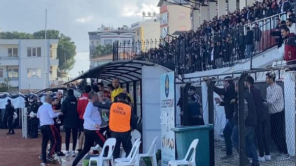 Nazilli'de maç bitti saha karıştı - Resim : 4