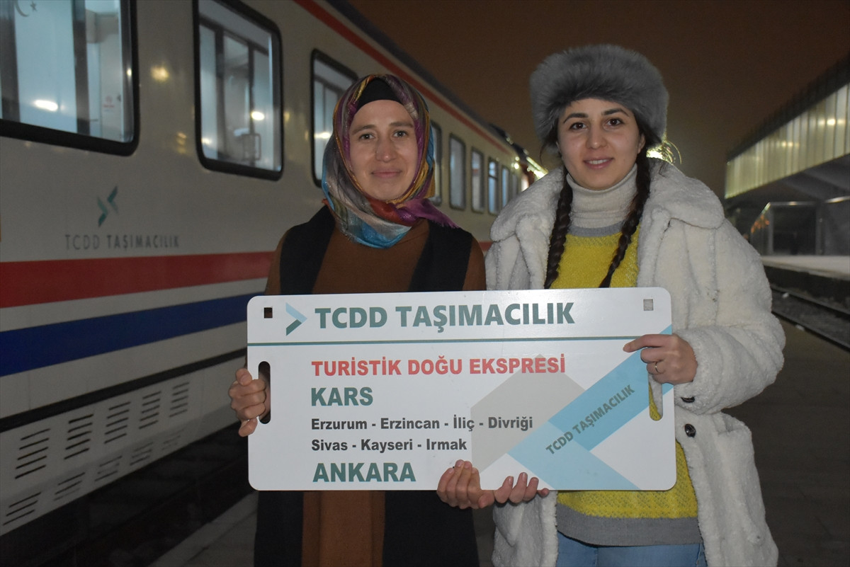 "Turistik Doğu Ekspresi" Kars'tan ilk seferine uğurlandı - Resim : 1