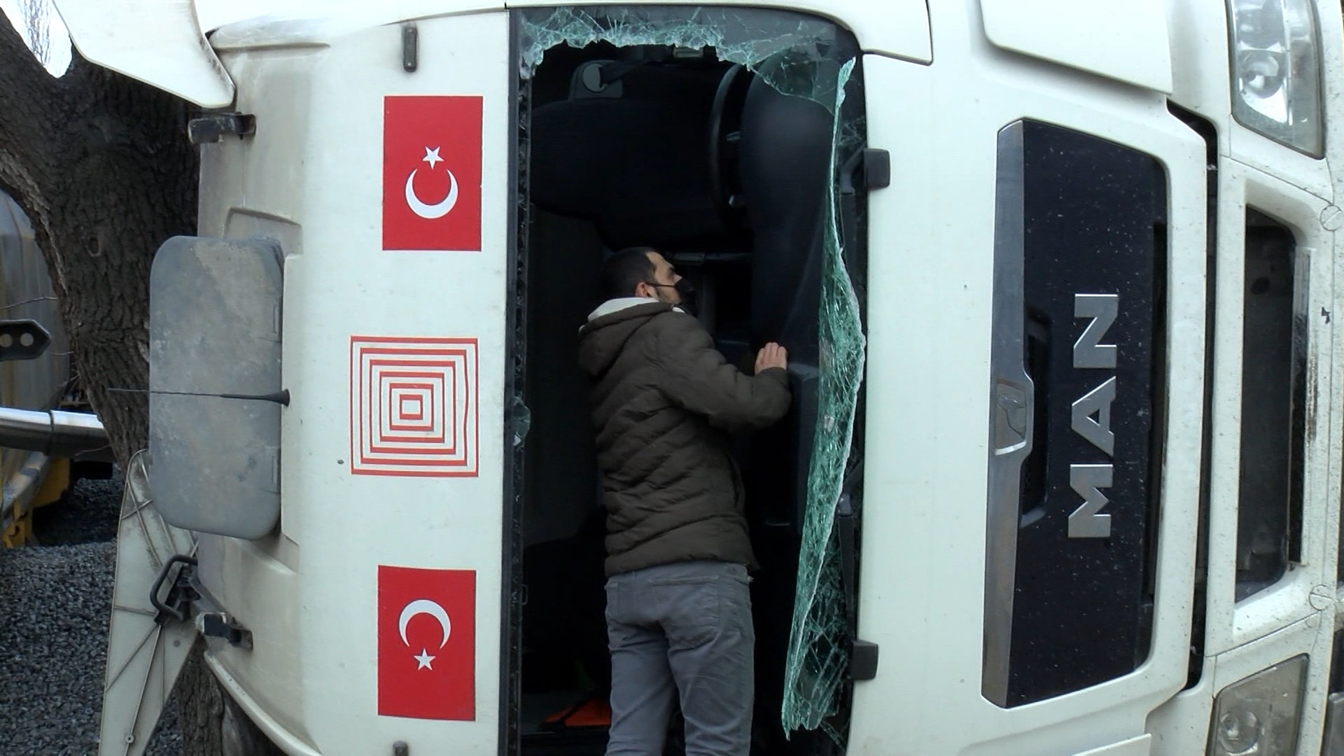 Küçükçekmece’de çakıl boşaltan kamyon devrildi - Resim : 2