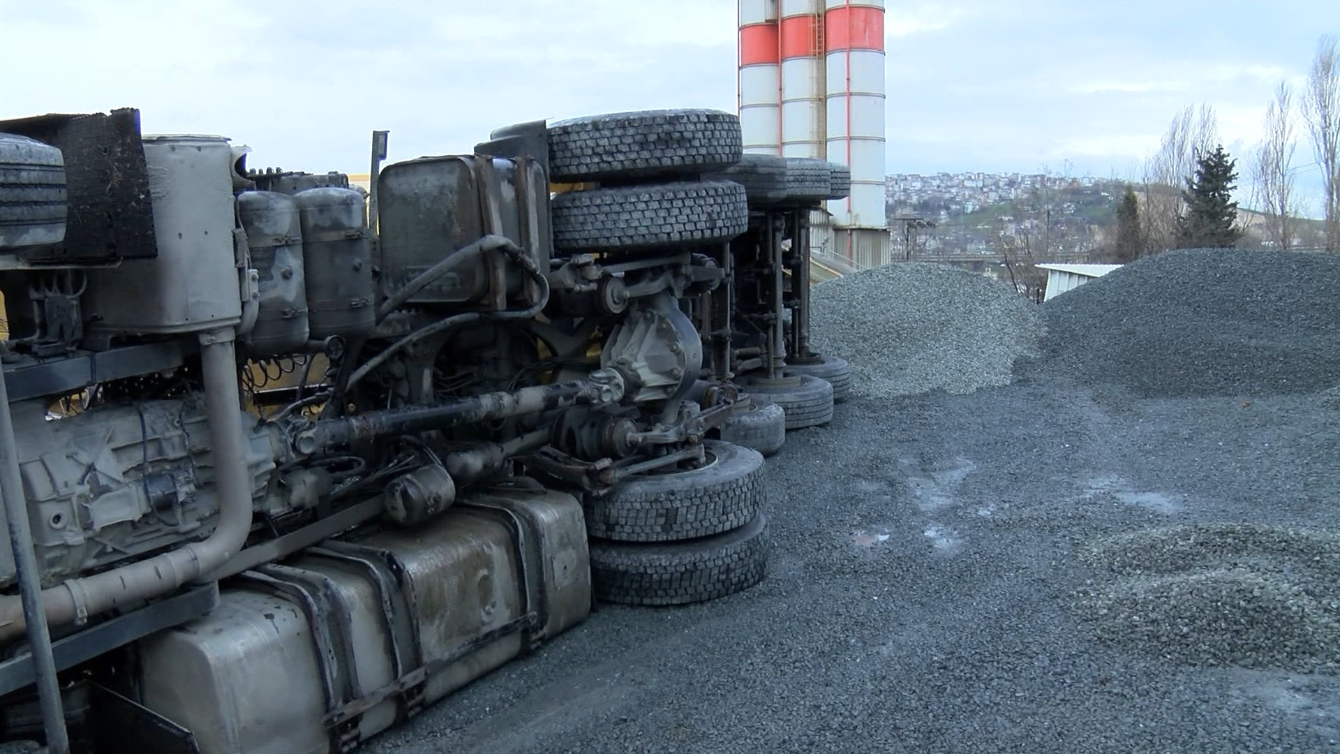 Küçükçekmece’de çakıl boşaltan kamyon devrildi - Resim : 3