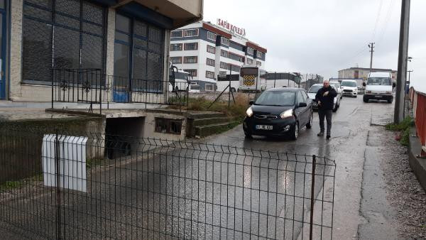 Akılalmaz olay, yolu tel çitle kapattı - Resim : 1