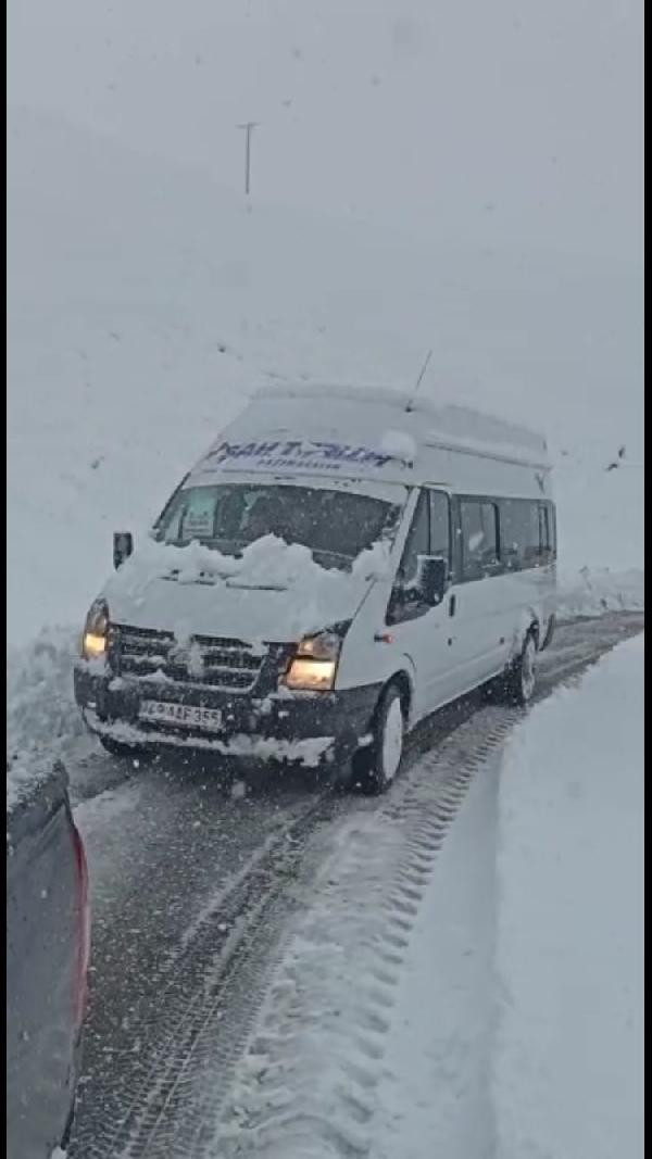 Muş’ta 15’i öğrenci, 50 kişi karda mahsur kaldı - Resim : 3