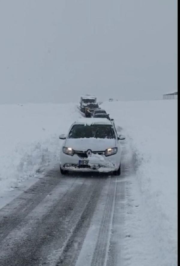 Muş’ta 15’i öğrenci, 50 kişi karda mahsur kaldı - Resim : 5