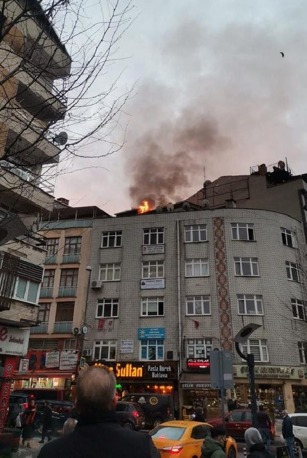Kağıthane'de çatı yangını - Resim : 1