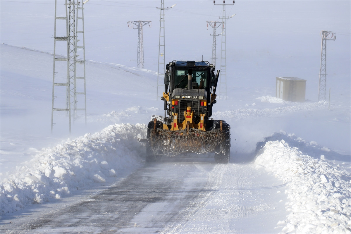 Ağrı'da kar nedeniyle 2 bin 344 yol ulaşıma kapandı - Resim : 3