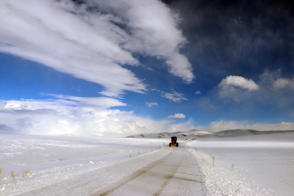 Ağrı'da kar nedeniyle 2 bin 344 yol ulaşıma kapandı - Resim : 1