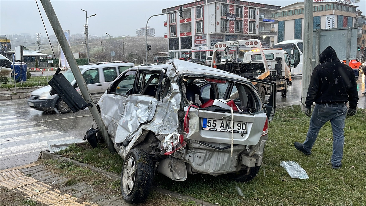 Samsun'da tır ile otomobil çarpıştı: 5 yaralı - Resim : 1