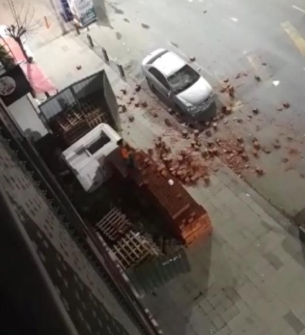 Öfkeli kadın arkadaşının aracına tuğla yağdırdı - Resim : 3