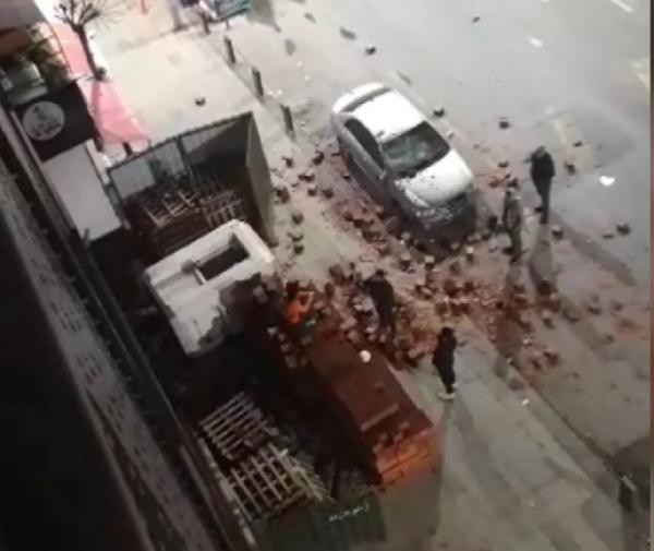 Öfkeli kadın arkadaşının aracına tuğla yağdırdı - Resim : 4