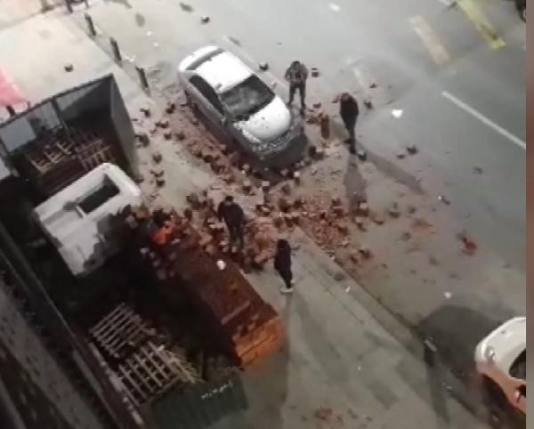 Öfkeli kadın arkadaşının aracına tuğla yağdırdı - Resim : 5