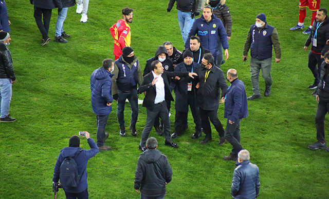 Maç biter bitmez Yeni Malatyaspor'un Başkanı Adil Gevrek hakeme saldırdı! Hüseyin Göçek sahadan çıkamadı - Resim : 2