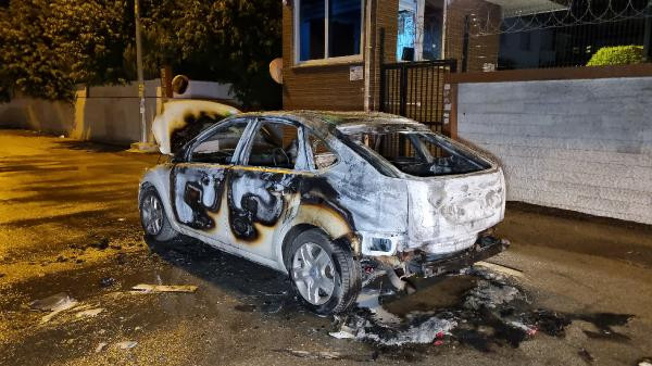 Üzerinde 42 haciz olan aracının üzerine benzin dökerek yaktı - Resim : 1