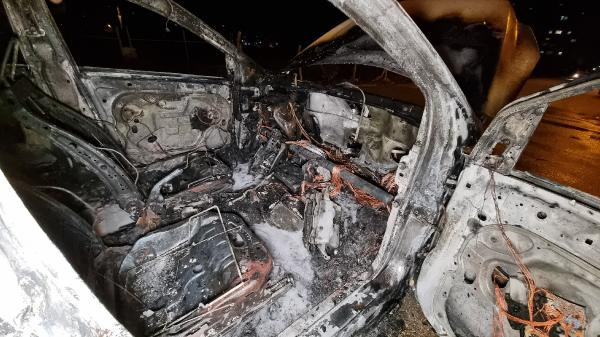 Üzerinde 42 haciz olan aracının üzerine benzin dökerek yaktı - Resim : 2