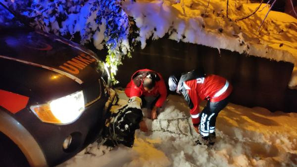 Karda evinde mahsur kalan hastayı kurtardılar - Resim : 3