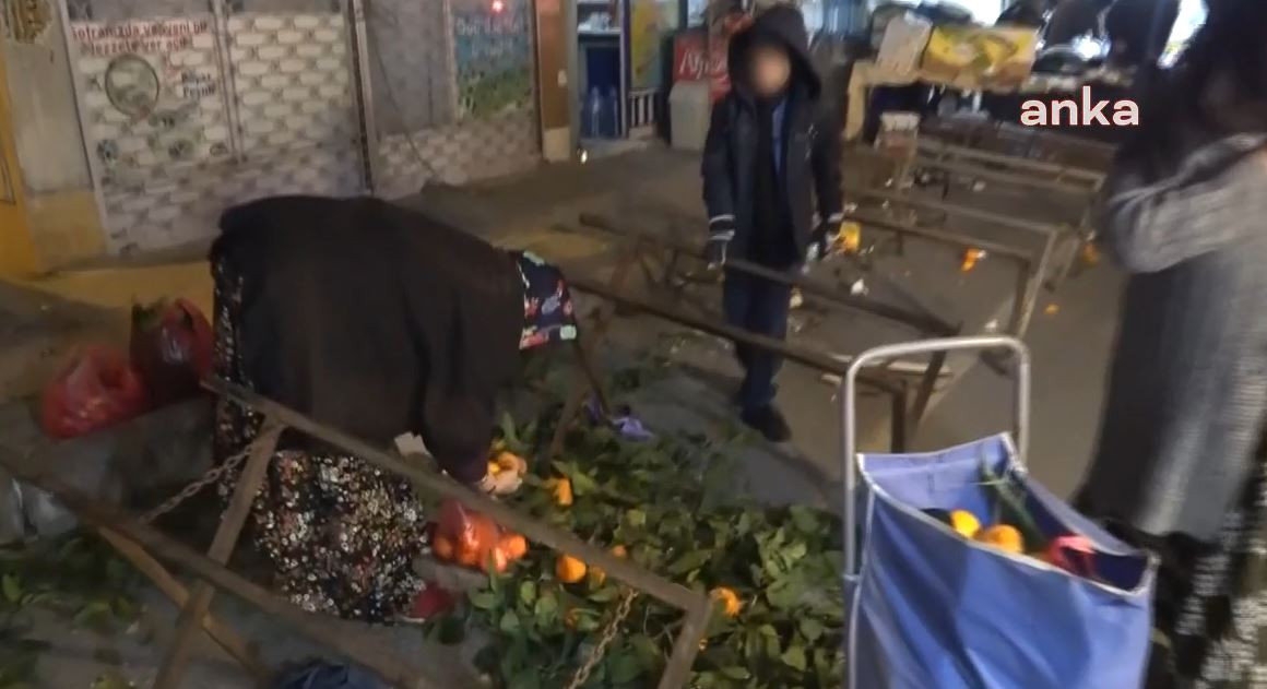 Bağcılar'daki pazarda tezgahlar kalkınca yoksulluk ortaya çıktı! Param yok alamıyorum yerden topluyorum - Resim : 1