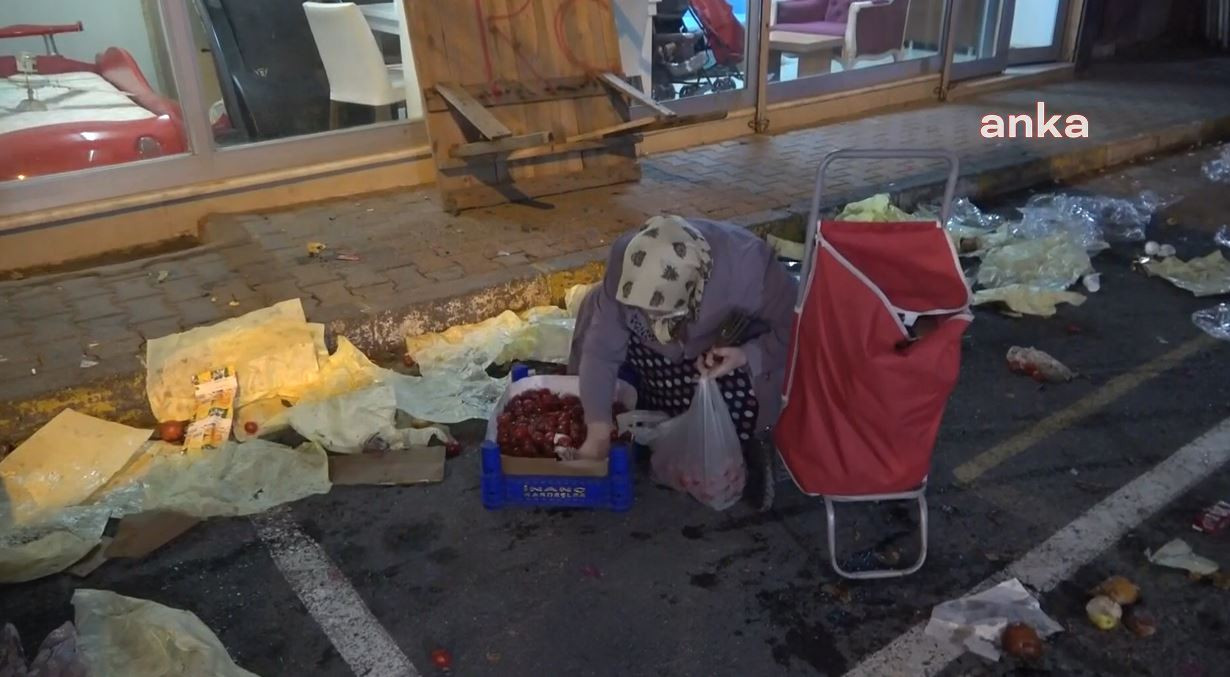 Bağcılar'daki pazarda tezgahlar kalkınca yoksulluk ortaya çıktı! Param yok alamıyorum yerden topluyorum - Resim : 2