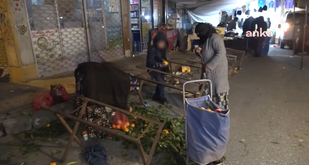 Bağcılar'daki pazarda tezgahlar kalkınca yoksulluk ortaya çıktı! Param yok alamıyorum yerden topluyorum - Resim : 3