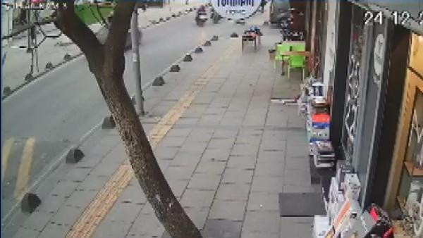 İki kuryenin akılalmaz kazası - Resim : 1