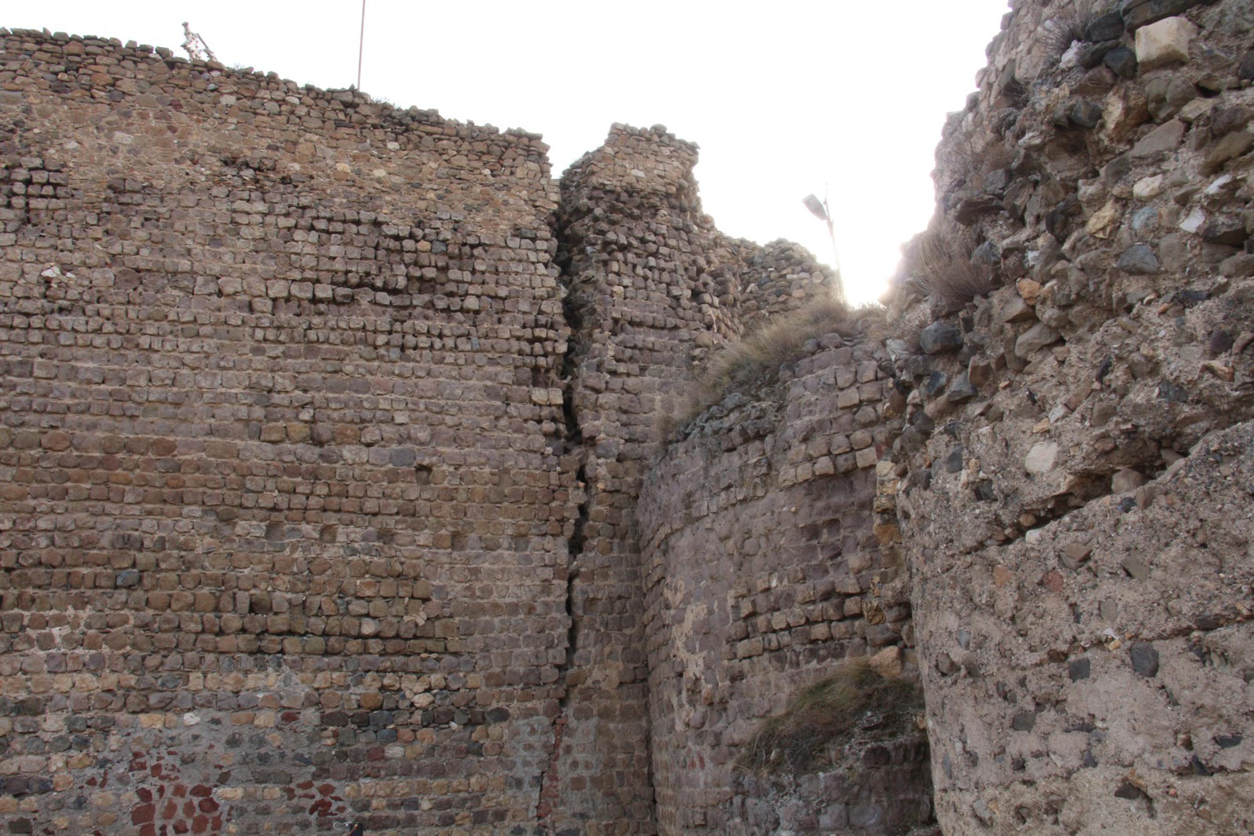 Urartular tarafından inşa edilmişti.. Oltu Kalesi'nde büyük tehlike! - Resim : 1