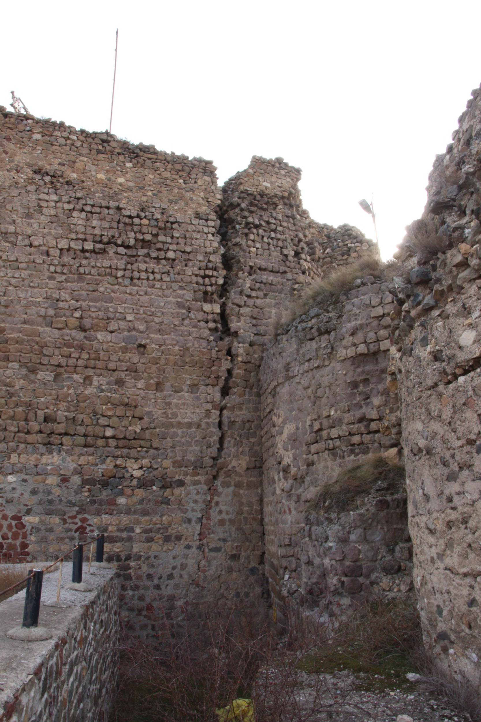 Urartular tarafından inşa edilmişti.. Oltu Kalesi'nde büyük tehlike! - Resim : 4