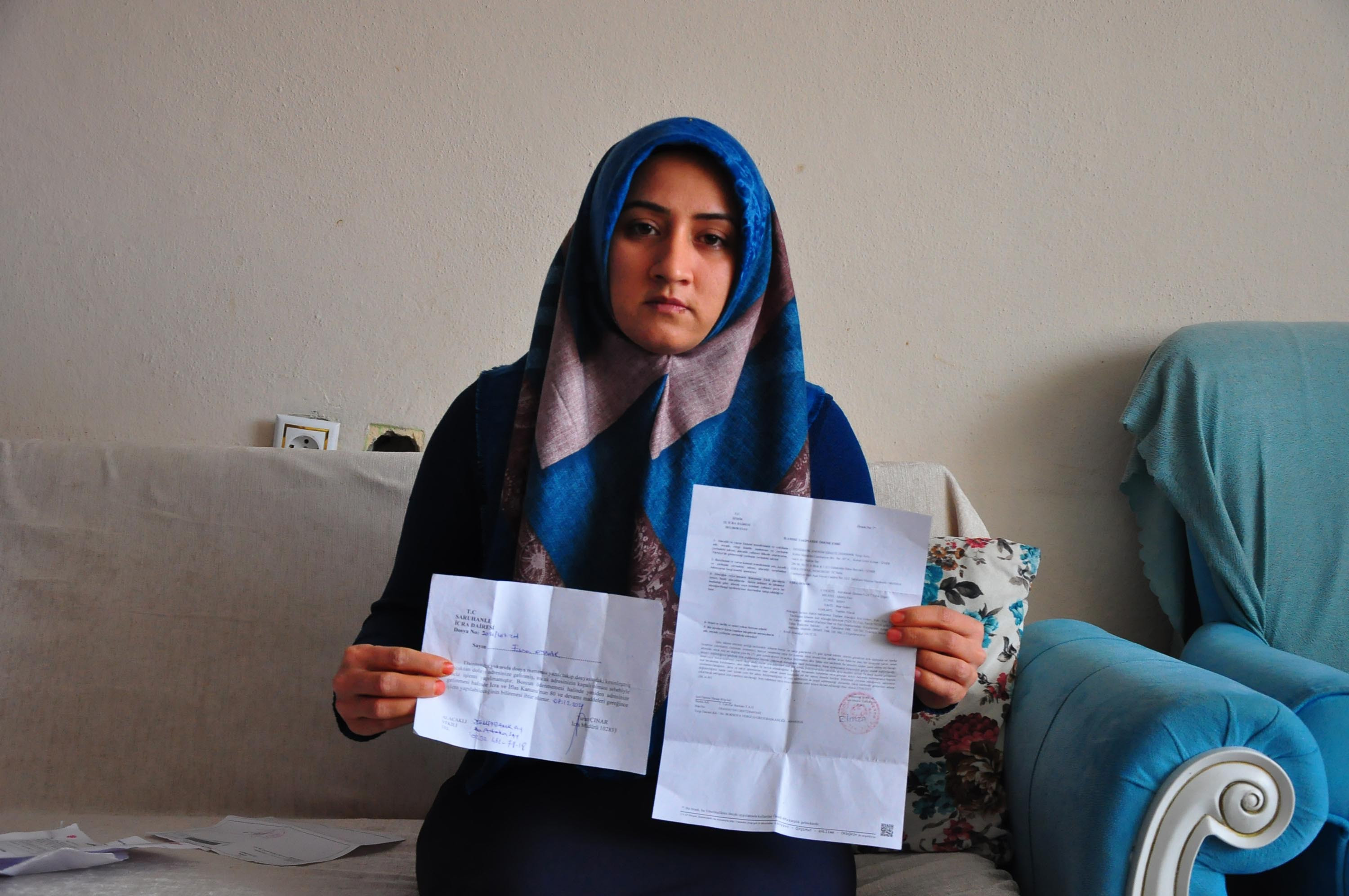 Eşi tarafından boğazı falçatayla kesilerek yaralanan Esra'ya haciz şoku - Resim : 2