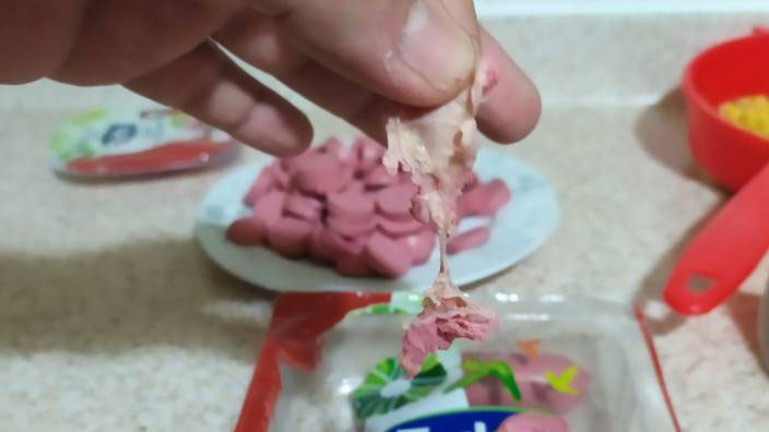 Sosisin paketini açan şoka uğradı. Sosisin içinden bakın ne çıktı - Resim : 1