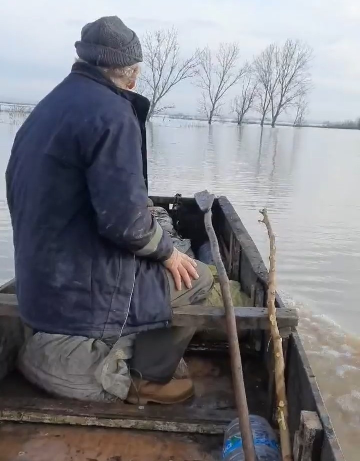 Meriç Nehri'nde taşkın alarmı: Köy halkı kayıkla geziyor - Resim : 1