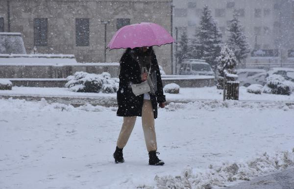 Sivas'ta kar yağışı. 68 yerleşim yerinin yolu ulaşıma kapandı - Resim : 2
