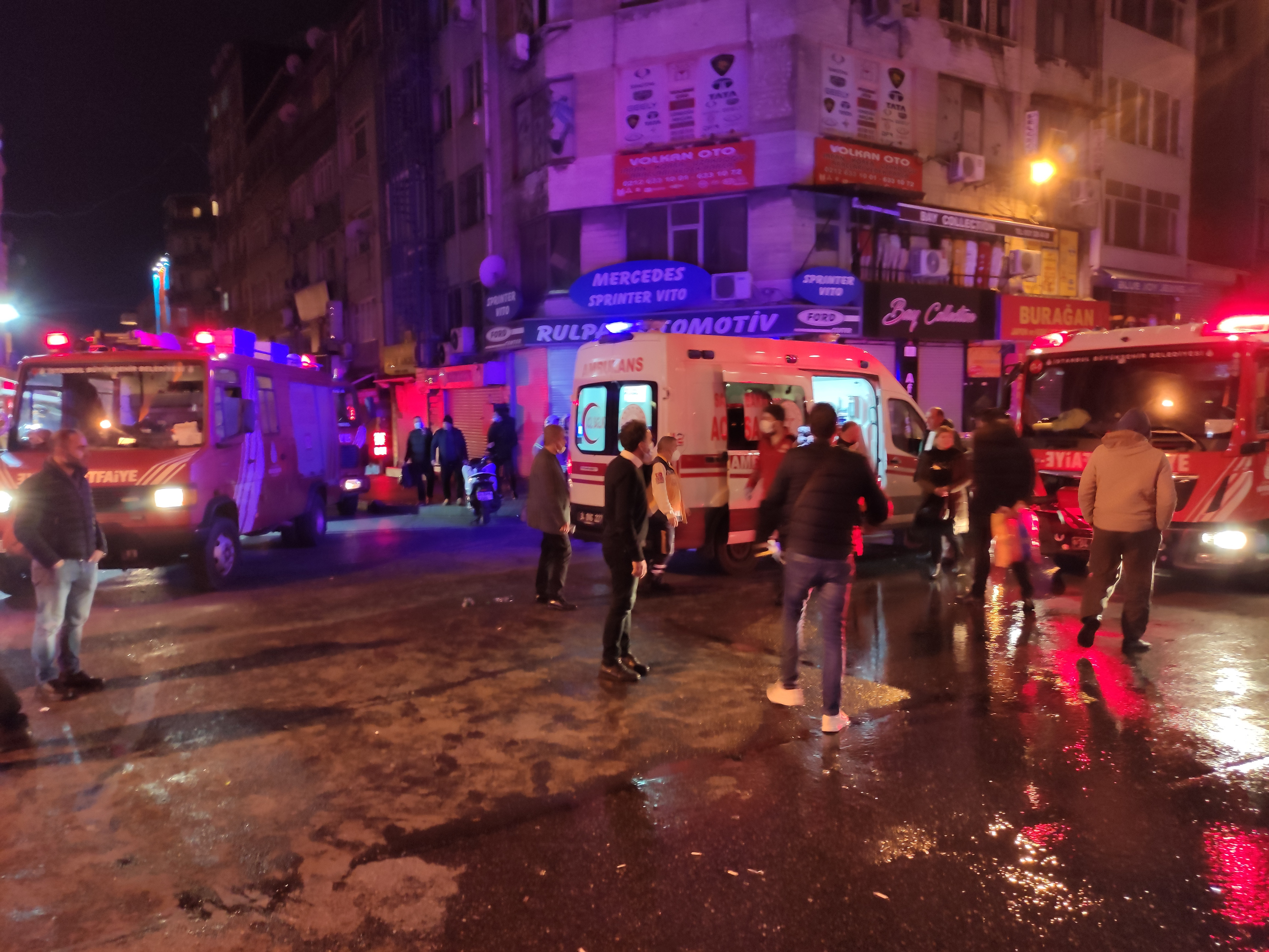 Fatih'te otelde yangın: Mahsur kalanlar kurtarıldı - Resim : 1