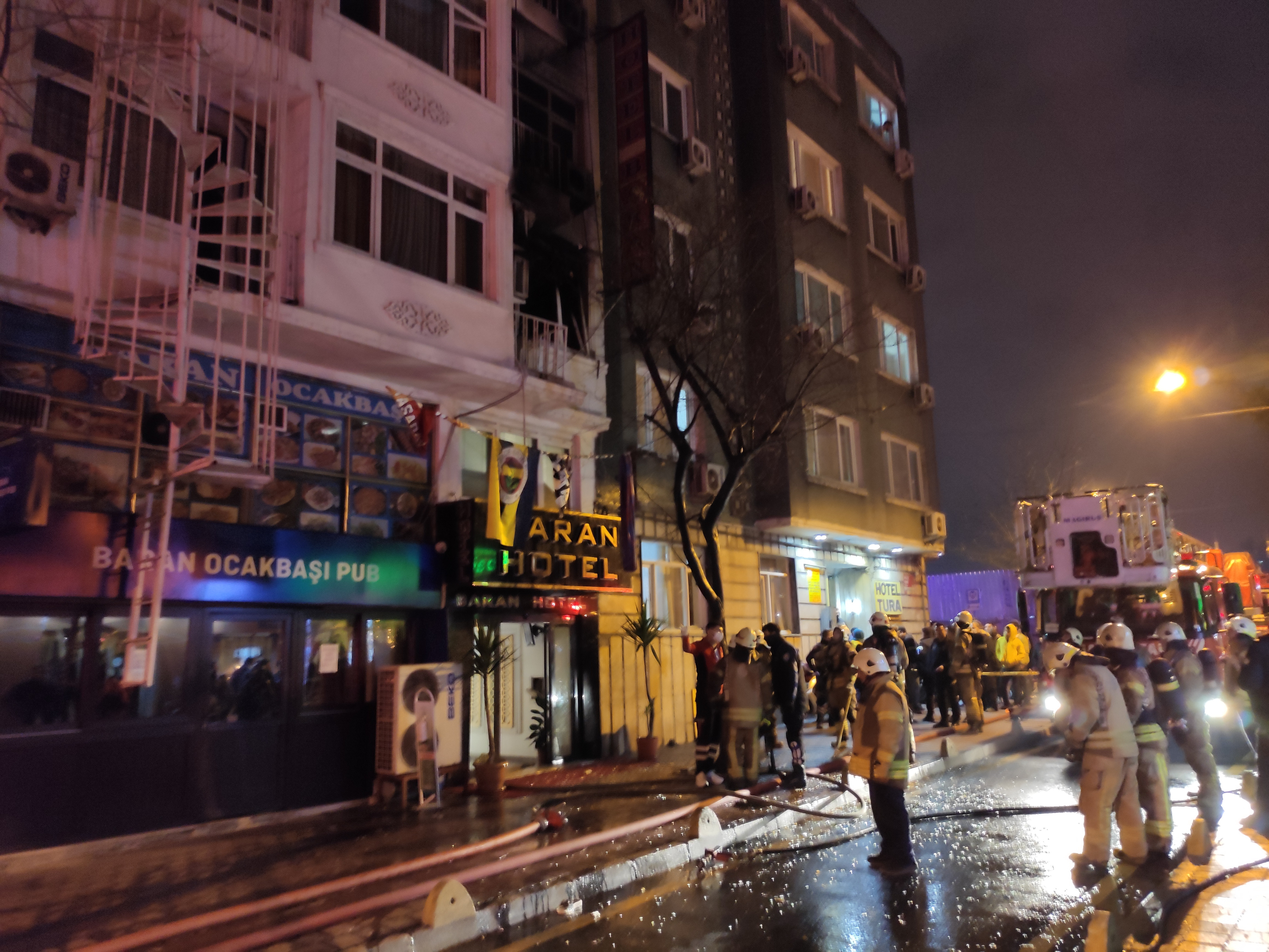 Fatih'te otelde yangın: Mahsur kalanlar kurtarıldı - Resim : 3