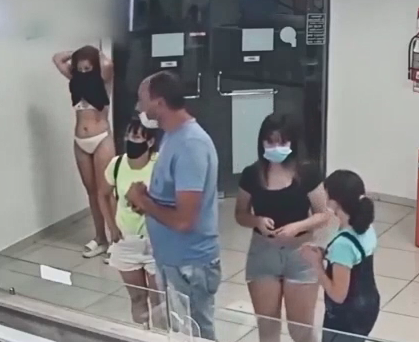 Dondurmacıya maskesiz girdi. Elbisesini maske yaptı ama dondurmacı yine dondurma vermedi - Resim : 2