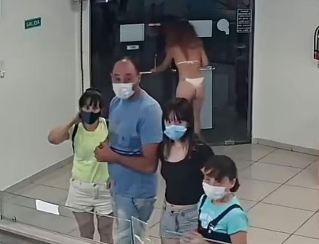 Dondurmacıya maskesiz girdi. Elbisesini maske yaptı ama dondurmacı yine dondurma vermedi - Resim : 3