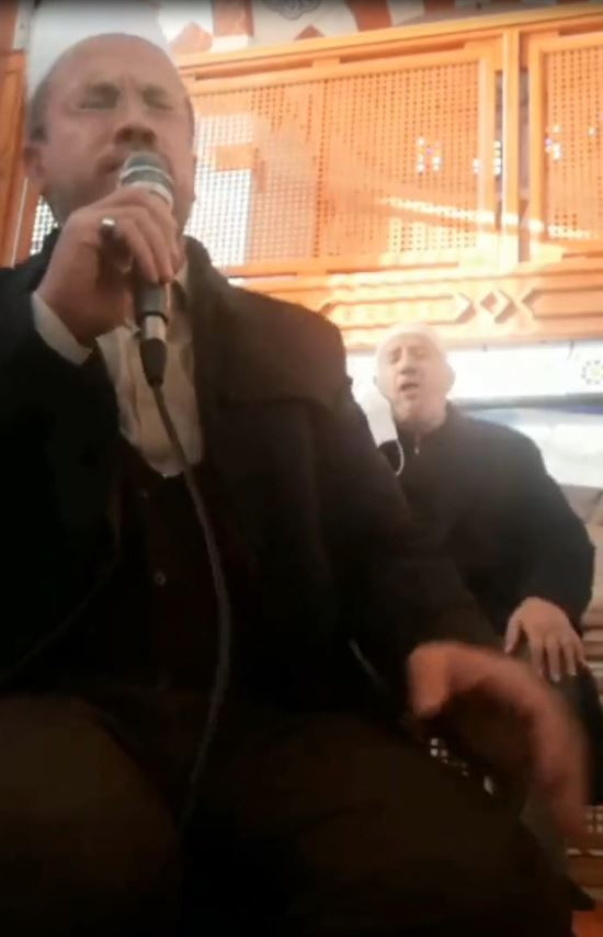Cemaatten biri Kur'an okuyan imamın aklını aldı. İmam hayatının korkusunu yaşadı - Resim : 3