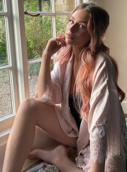 Çıplak fotoğrafları internete sızdırılınca hüngür hüngür ağladı - Resim : 1