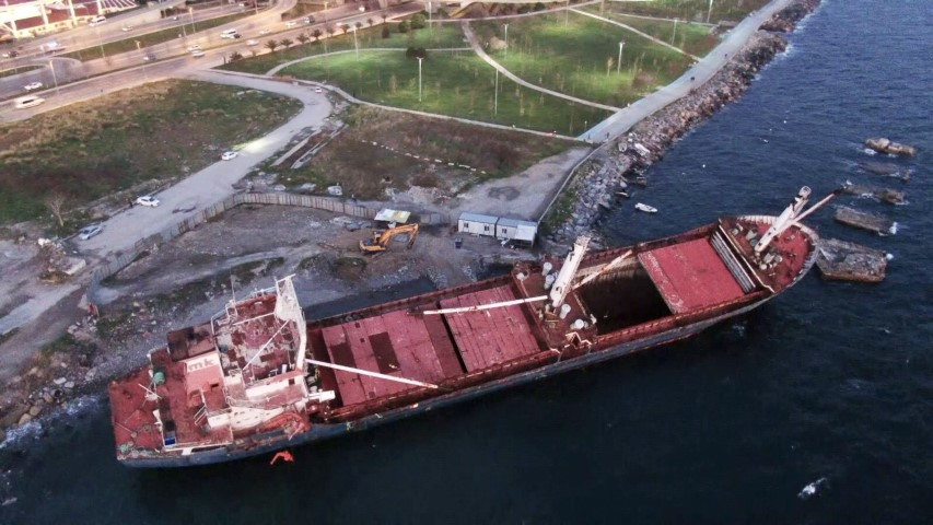 İstanbul'da karaya oturan gemi satıldı - Resim : 1