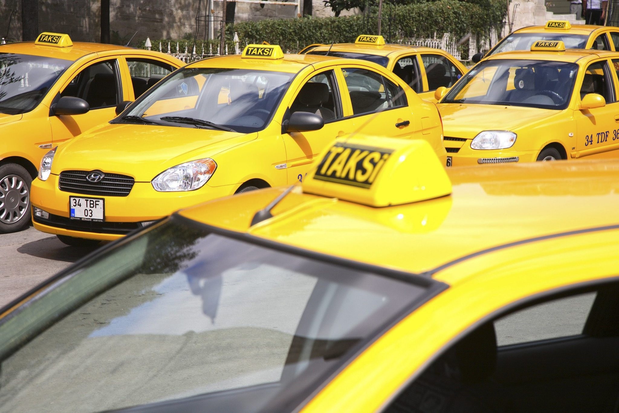 12 такси 3 зеленых 6 желтых. Такси. Такси в Стамбуле. Такси в Турции. Стамбульское такси.