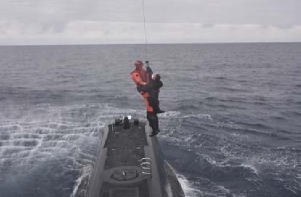 Annesi vefat etti. Denizaltından helikopterle alındı cenazeye yetiştirildi - Resim : 3