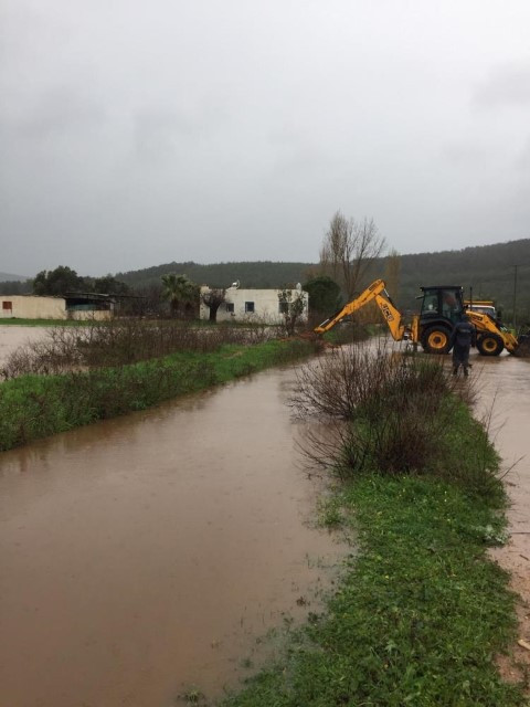 Bodrum'da sel duvarları yıktı su borularını patladı - Resim : 2
