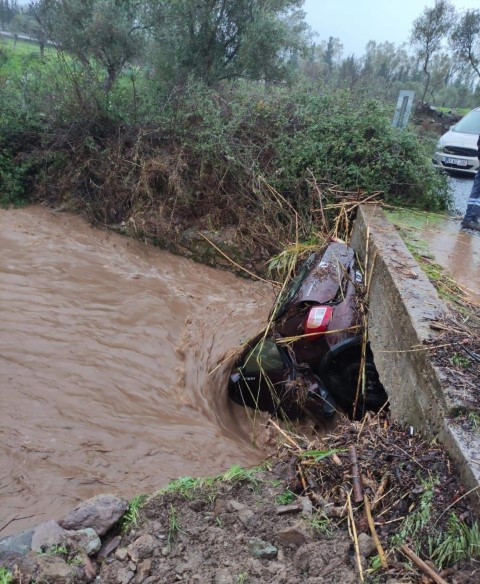 Bodrum'da sel duvarları yıktı su borularını patladı - Resim : 4