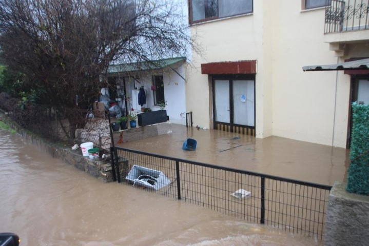 Bodrum'da sel duvarları yıktı su borularını patladı - Resim : 6